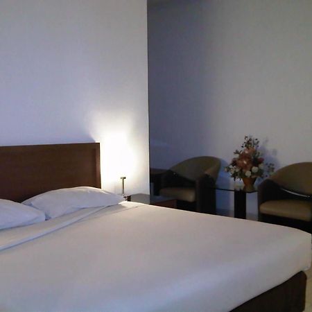 Hotel Lucky Inn Manado Dış mekan fotoğraf
