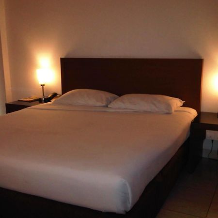 Hotel Lucky Inn Manado Dış mekan fotoğraf