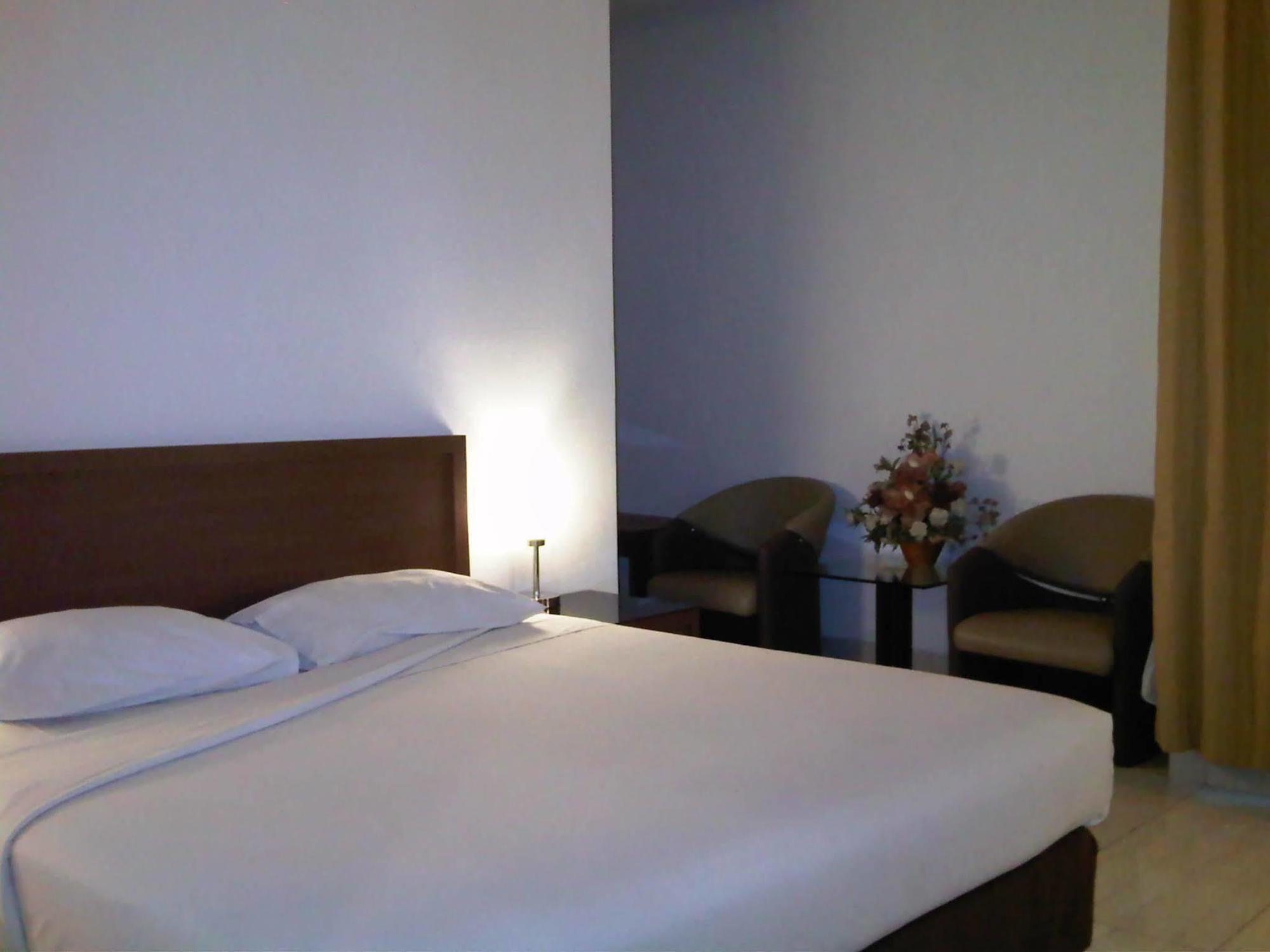 Hotel Lucky Inn Manado Dış mekan fotoğraf