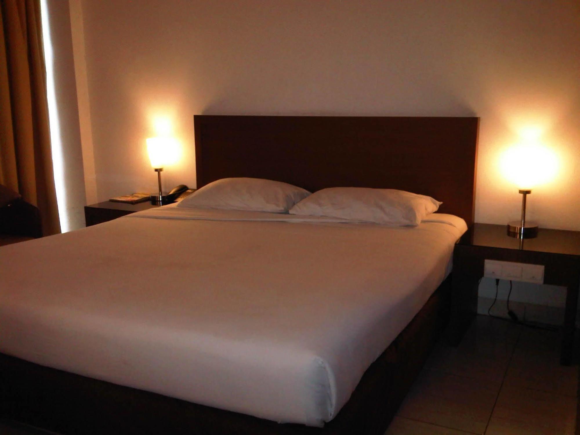 Hotel Lucky Inn Manado Dış mekan fotoğraf